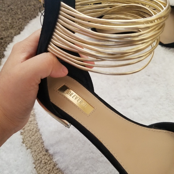 Forever 21 Black & Gold Pointy Flats NWOT - Picture 6 of 6